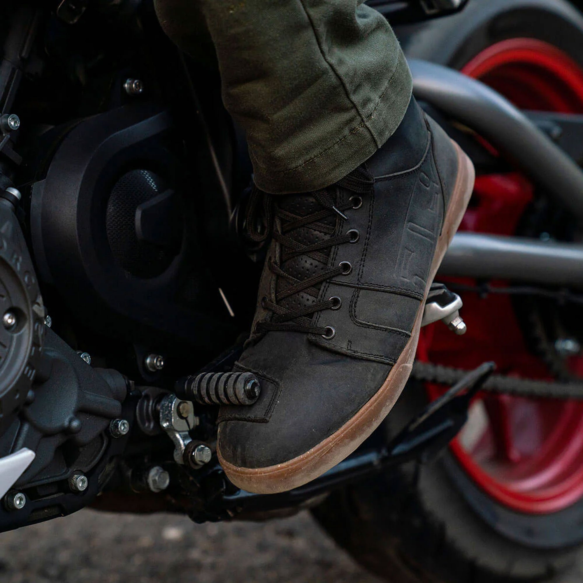 509 Shooter Riding Shoe Sneaker Casual Vented Suede Cushioning Blacktop