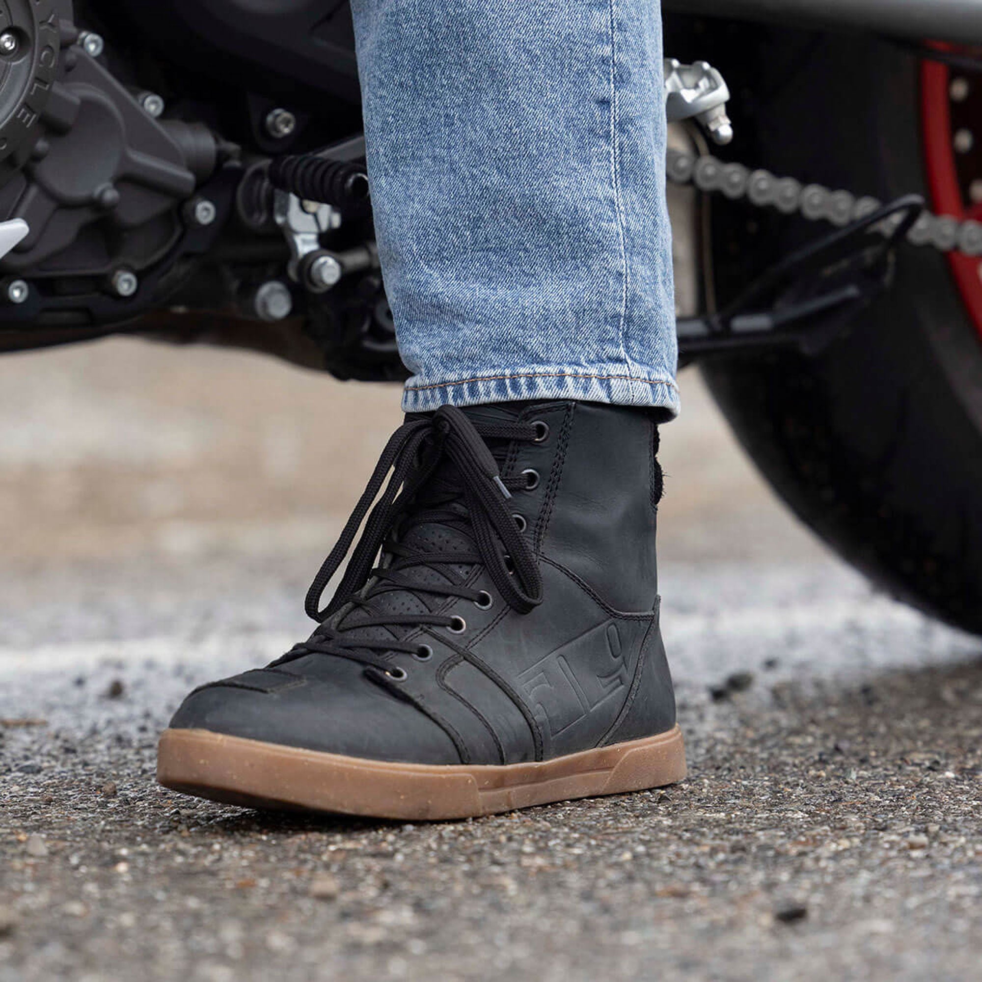 509 Shooter Riding Shoe Sneaker Casual Vented Suede Cushioning Blacktop