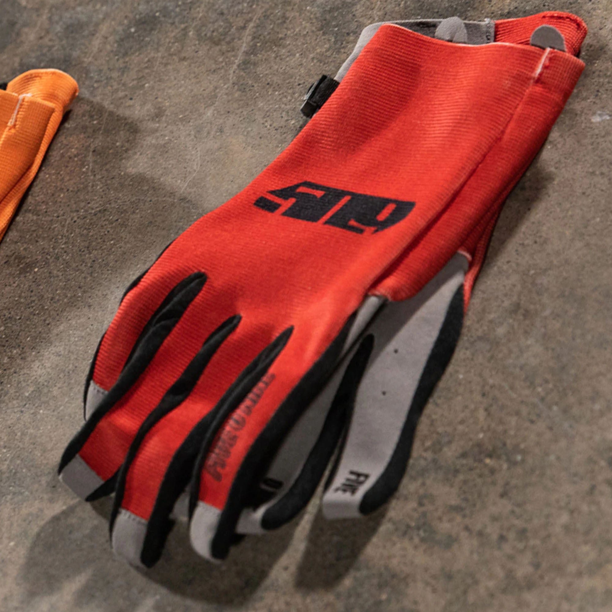 509 4 Low Gloves